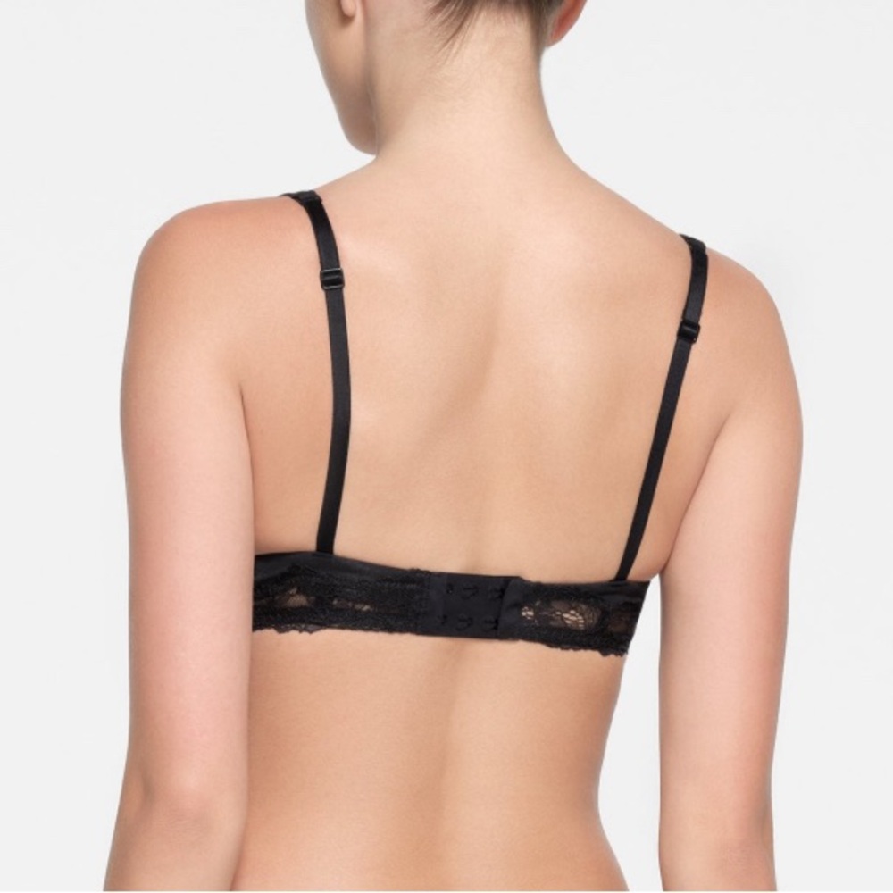 SKIMS Cotton Lace Lightly Lined Plunge Bra, Color: Onyx, Size: 36DDD - Picture 3 of 9